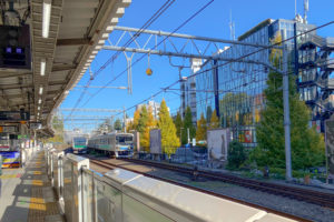 原宿駅ホームから列車を眺める