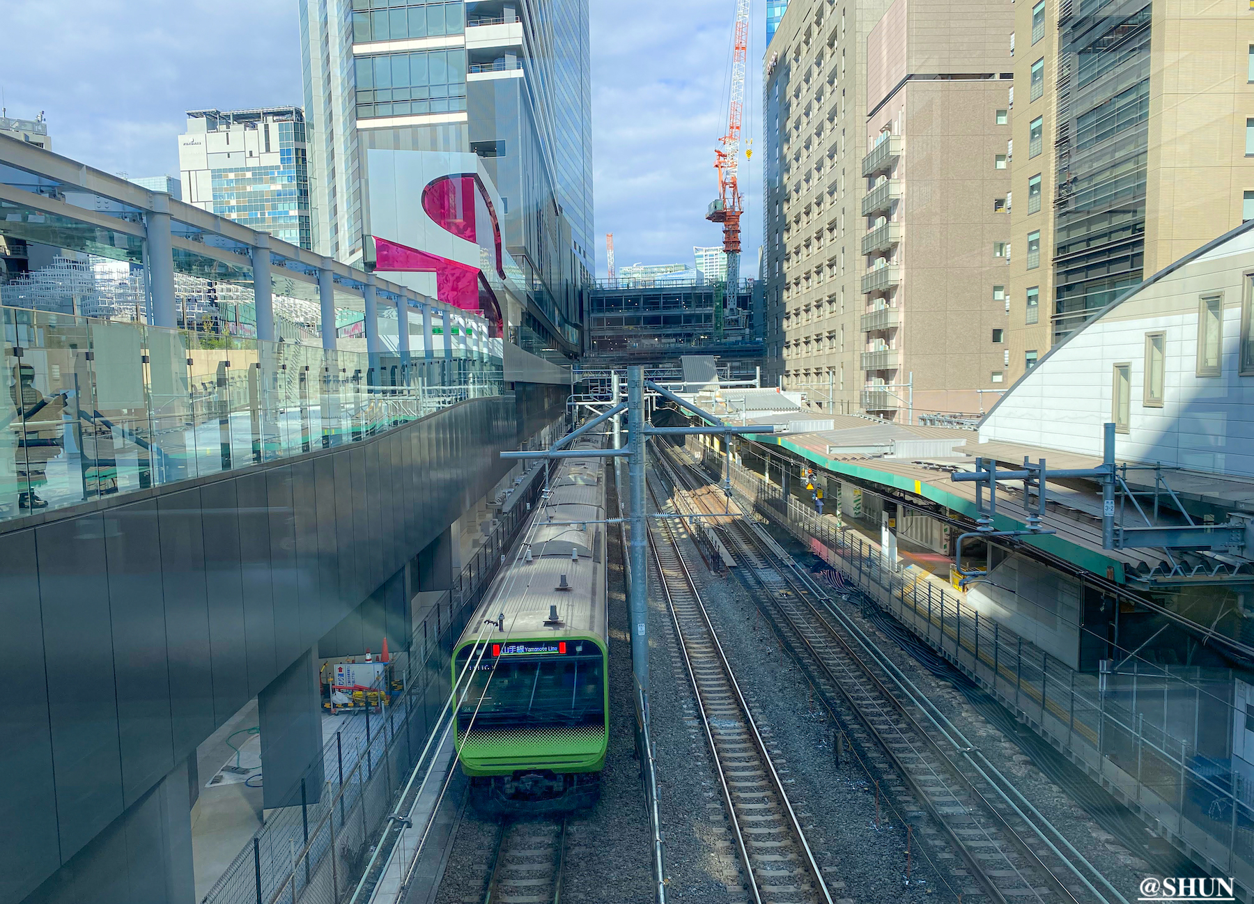 渋谷駅南跨線人道橋（しぶやえきみなみこせんじんどうきょう）からの眺め／2023年12月1日。撮影：SHUN
