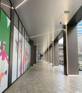 SHIBUYA SAKURA STAGE構内の通路／2023年12月16日。撮影：SHUN