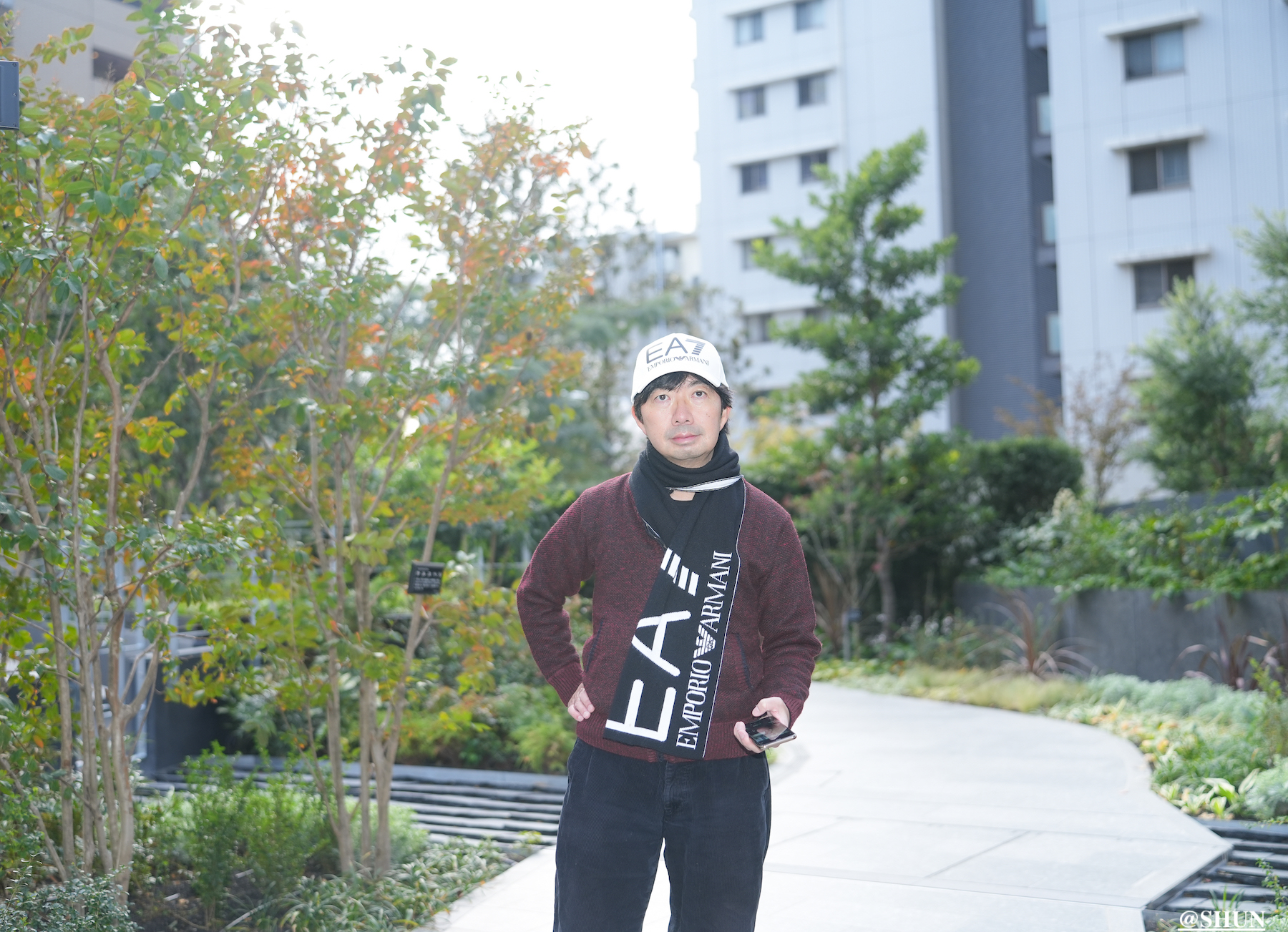 SHUN（樺澤俊悟）／Shibuya Sakura Stage。渋谷桜丘の森にて。EMPORIO ARMANI（エンポリオ アルマーニ）のマフラーと帽子着用。2023年12月3日