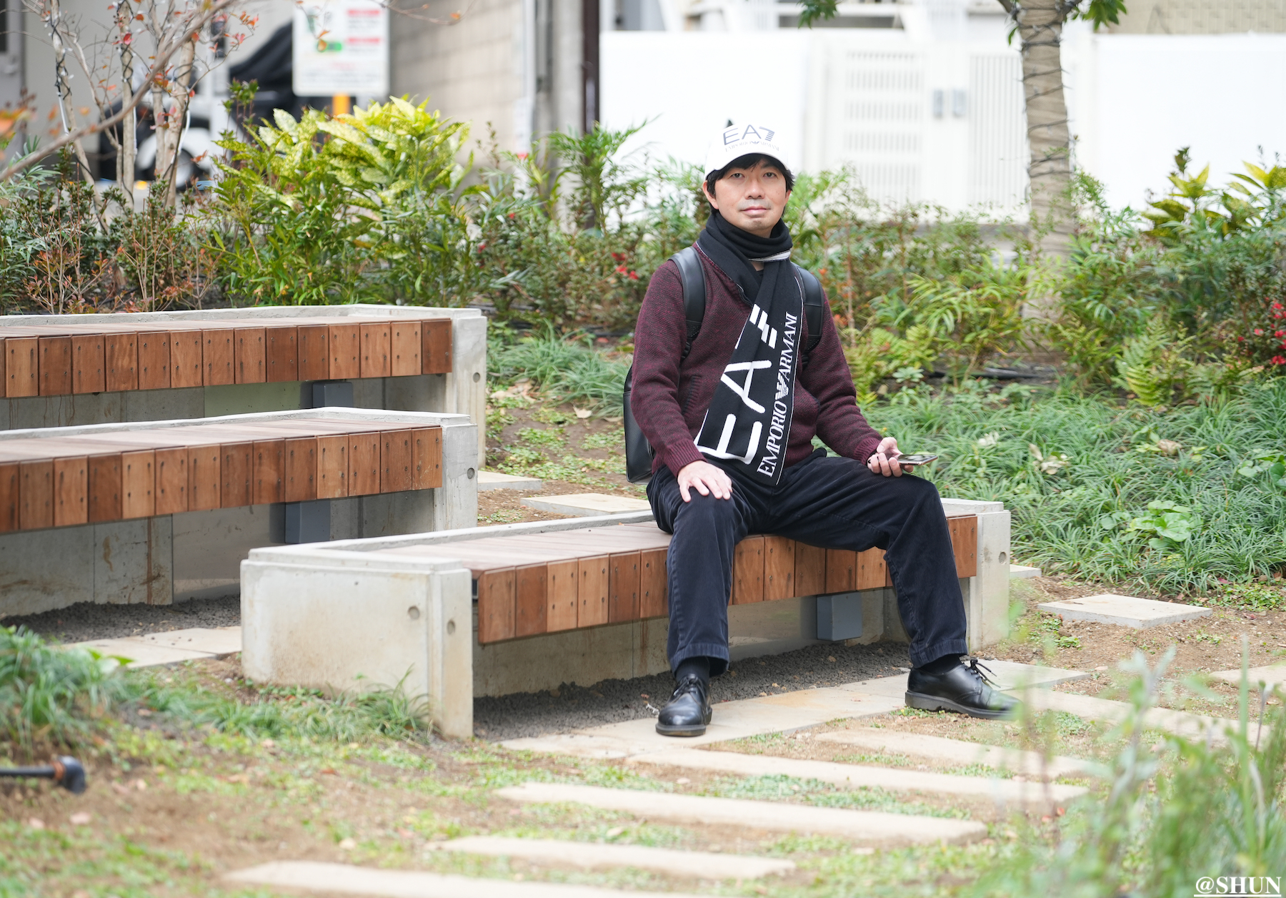 SHUN（樺澤俊悟）／渋谷桜丘のShibuya Sakura Stage「はぐくみ広場」にて。EMPORIO ARMANI（エンポリオ アルマーニ）のマフラーと帽子着用。2023年12月3日