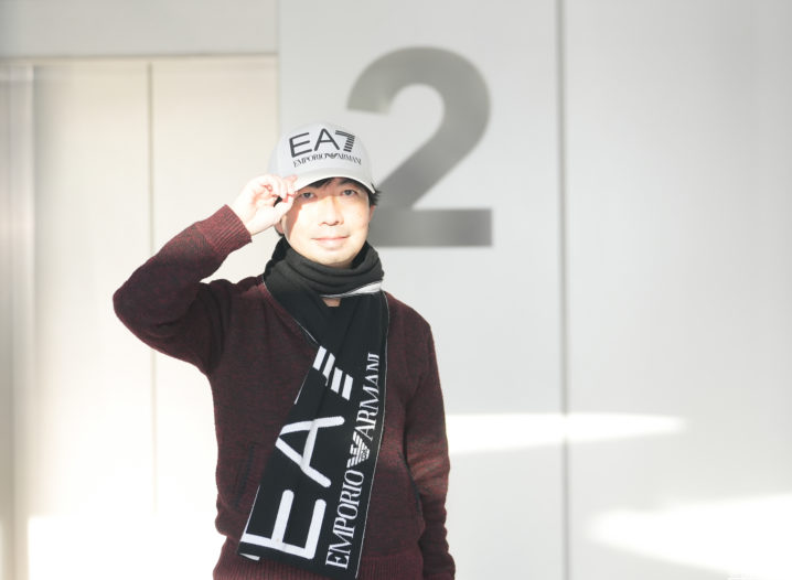 SHUN（樺澤俊悟）／渋谷桜丘のShibuya Sakura Stage 2階のエレベーター前にて。EMPORIO ARMANI（エンポリオ アルマーニ）のマフラーと帽子着用。2023年12月3日