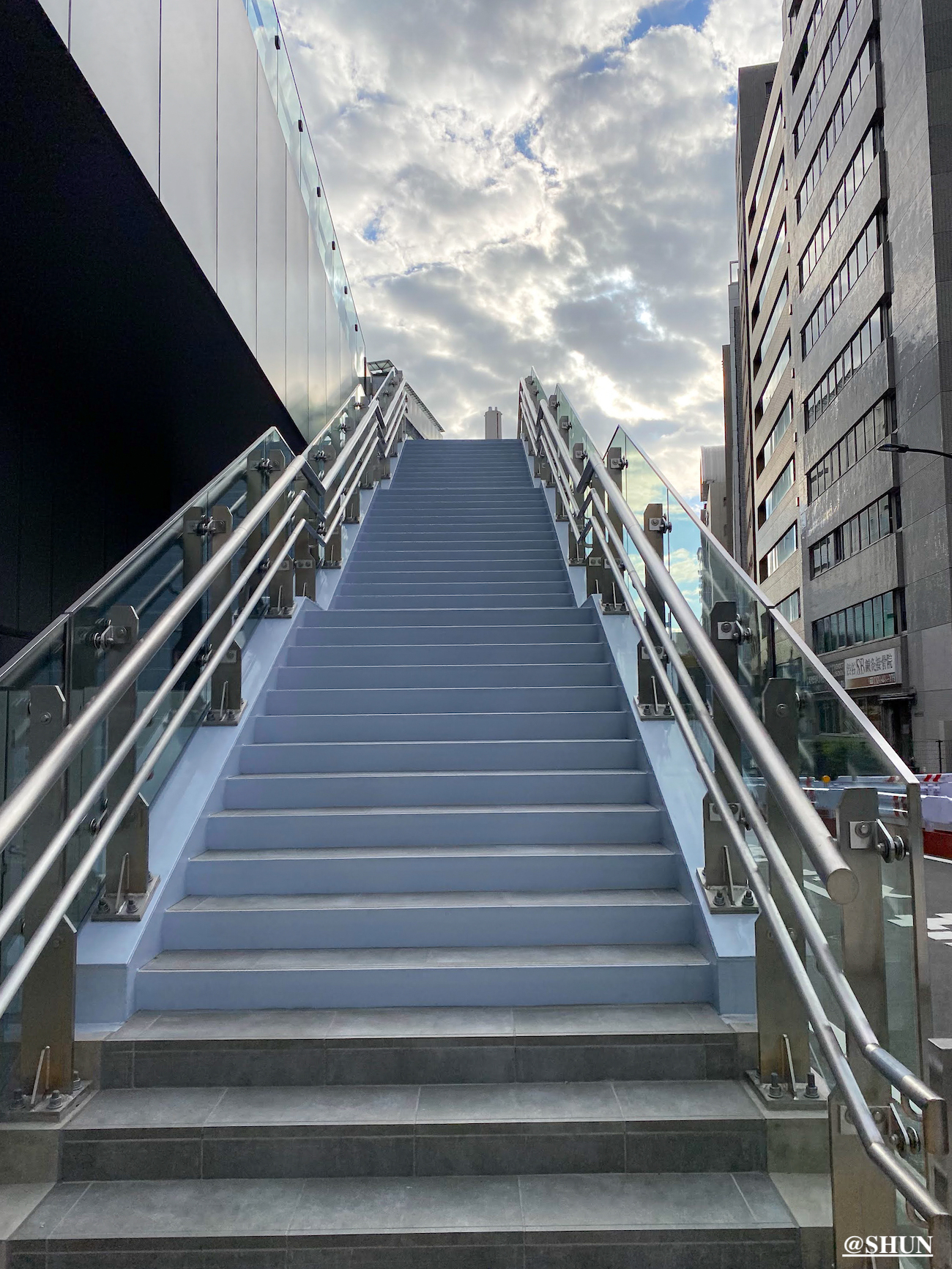 渋谷駅南跨線人道橋へと続く階段。東京都渋谷区桜丘／2023年12月1日。撮影：SHUN