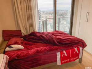 ワインレッドにカラー統一したベッド/2024年1月21日、渋谷桜丘にて。撮影:SHUN