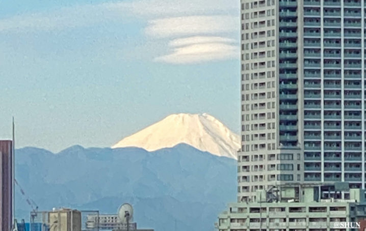 富士山の上に笠雲／2024年1月23日、渋谷桜丘からの光景。撮影：SHUN