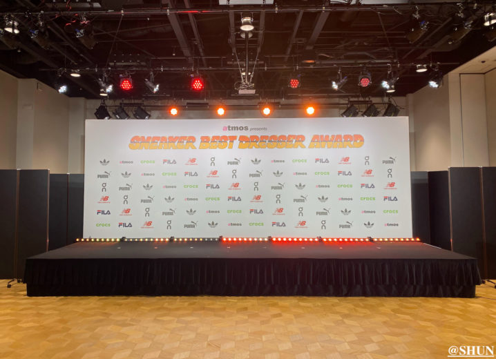 「atmos presents SNEKAER BEST DRESSER AWARD 2024（スニーカーベストドレッサー賞 2024）」授賞式のステージ。2024年2月22日、AOYAMA GRAND HALLにて。撮影：SHUN