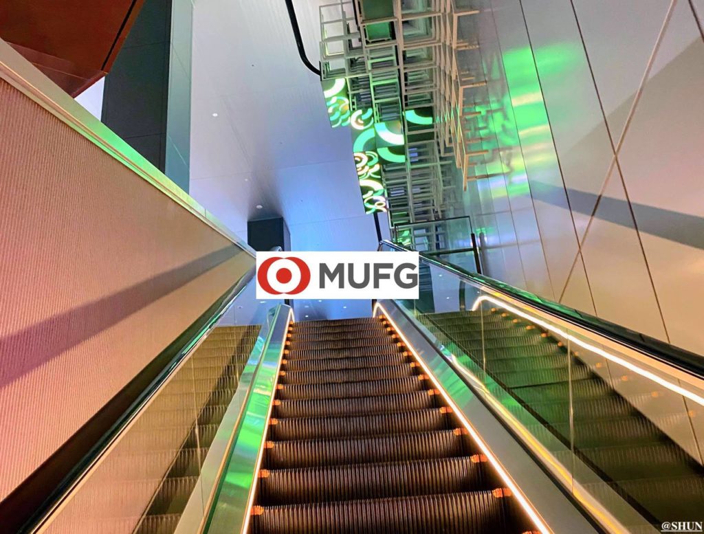 MUFG logo & エスカレーター